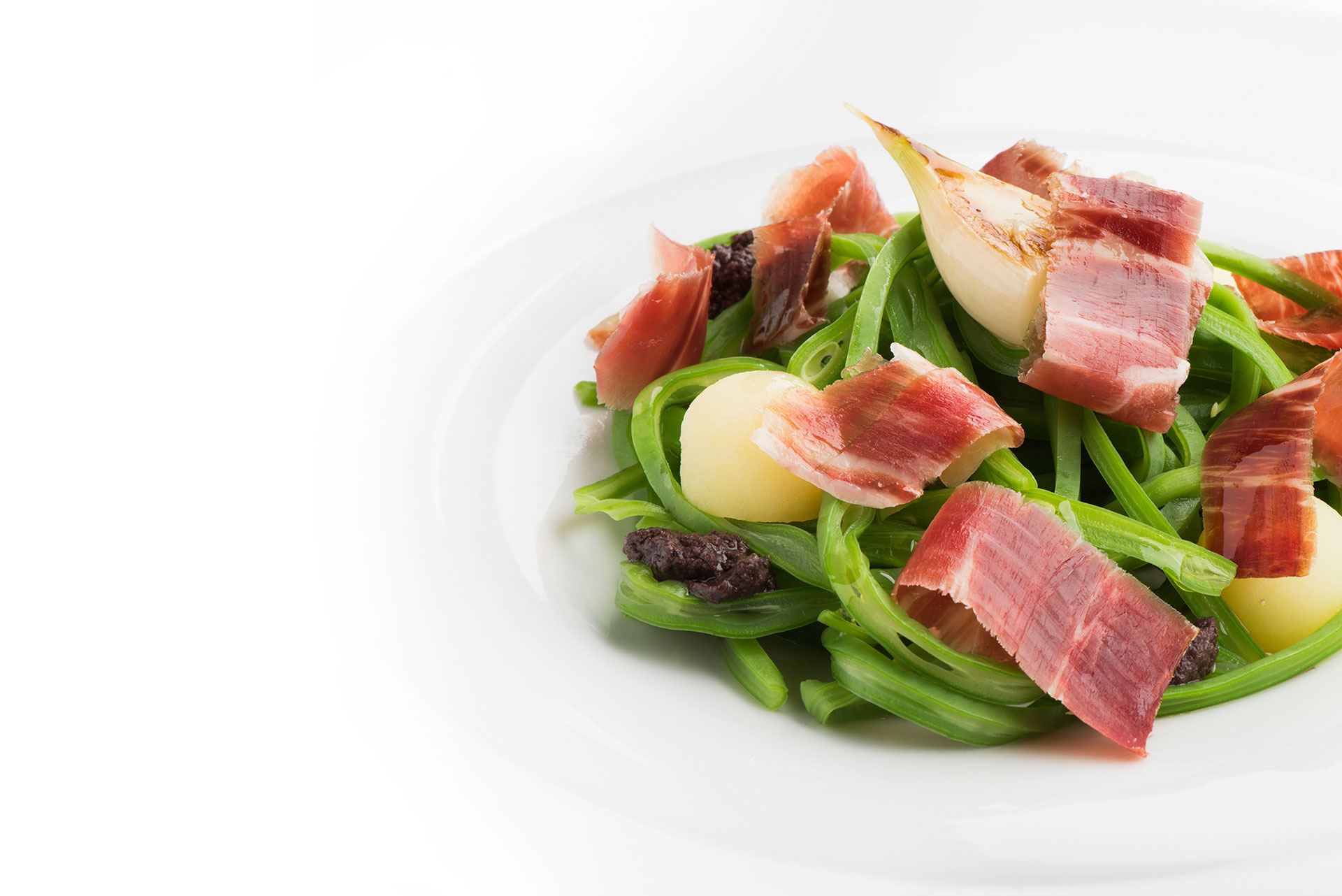 Sauteed beans with slices of Ham